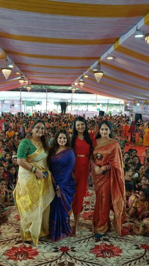 Rutuja Kulkarni Instagram - सन मराठीच्या कलाकारांनी कोल्हापूर येथील 'झिम्मा फुगडी स्पर्धा २०२४' ह्या कार्यक्रमाला दिली भेट.

#sunmarathi #sohalanatyancha #ZimmaFugadievent