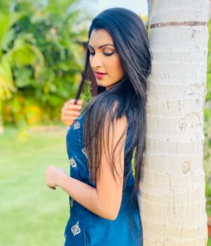 Rutuja Kulkarni Instagram - 💁‍♀️ती ani ट्री 🌳

📸 : @bhagyashree_m_joil ❤️🤗

#marathiactress #marathimulgi #marathi #maharashtra #mumbai #india #satara #constablemanju #sunmarathi #starpravah #rutujacoolkarni
