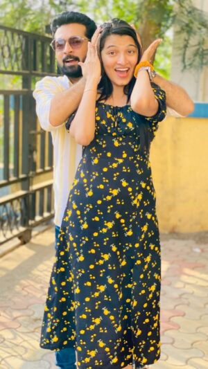 Rutuja Kulkarni Instagram - Hope your special day brings you all that your heart desires!🤩 
Happy Birthday RuuuuuuTuuuuuuu😘😘😘🤗🤗🤗
Keep rising.. Keep shining 🌟✨
.
Baki OP la bhetlyavar boluuuuuu..🫡
Thank you for being at AMOD’s ❤️
.
(P.S. This entire reel is your birthday gift!🤪Including captions, tags bla bla bla..🤫)
.
#birthday #love #brothersisterlove #candid #marathi #actors #marathimulga #marathimulgi #solapur #mumbai #maharashtra 
.
#aksharkothari 
#brotherofamodkothari