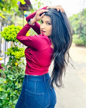 Rutuja Kulkarni Instagram - It’s unBAALievable how good these pictures turned out to be 💁🏻‍♀️🤭🤣

📸 : @bhagyashree_m_joil 😘

#goodhairday #marathiactress #marathimulgi #maharashtra #ggmc #constablemanju #marathi #sunmarathi #starpravah #india #mumbai #rutujacoolkarni #rutujakulkarni