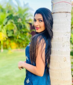 Rutuja Kulkarni Instagram - 💁‍♀️ती ani ट्री 🌳

📸 : @bhagyashree_m_joil ❤️🤗

#marathiactress #marathimulgi #marathi #maharashtra #mumbai #india #satara #constablemanju #sunmarathi #starpravah #rutujacoolkarni