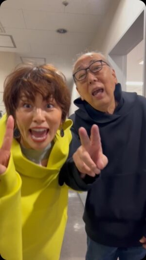 Ryoko Yonekura Instagram - Merry Xmas✨🌲
晶さんと未知子からのクリスマスプレゼント🎁

#Xmas
#劇場版ドクターx 
#最後のスキップは2人で
@doctorx_official 
@coel.official 
@vivaia_official