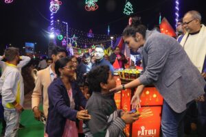 Saayoni Ghosh Instagram - Christmas it is!!! 🎄❤️🙏🏻 Patuli.101 Ward, #JadavpurLoksabhaConstituency.
