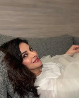 Saba Qamar Zaman Instagram - Stepping into the unknown, but it feels like magic already. ✨💫

👗 @sadafkanwalfashion 
💄 @noman.khan0