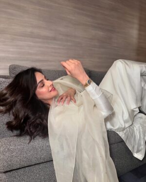 Saba Qamar Zaman Instagram - Stepping into the unknown, but it feels like magic already. ✨💫

👗 @sadafkanwalfashion 
💄 @noman.khan0