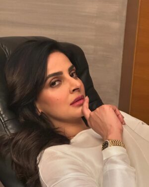 Saba Qamar Zaman Instagram - Stepping into the unknown, but it feels like magic already. ✨💫

👗 @sadafkanwalfashion 
💄 @noman.khan0