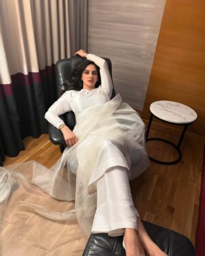Saba Qamar Zaman Instagram - Stepping into the unknown, but it feels like magic already. ✨💫

👗 @sadafkanwalfashion 
💄 @noman.khan0