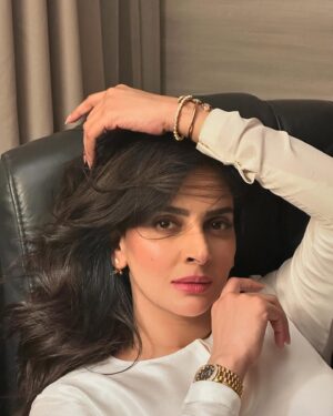 Saba Qamar Zaman Instagram - Stepping into the unknown, but it feels like magic already. ✨💫

👗 @sadafkanwalfashion 
💄 @noman.khan0