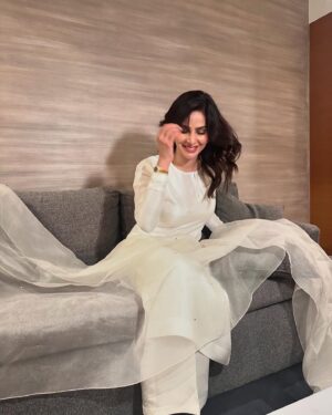 Saba Qamar Zaman Instagram - Stepping into the unknown, but it feels like magic already. ✨💫

👗 @sadafkanwalfashion 
💄 @noman.khan0