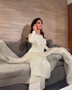 Saba Qamar Zaman Instagram - Stepping into the unknown, but it feels like magic already. ✨💫

👗 @sadafkanwalfashion 
💄 @noman.khan0