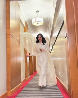 Saba Qamar Zaman Instagram - Stepping into the unknown, but it feels like magic already. ✨💫

👗 @sadafkanwalfashion 
💄 @noman.khan0