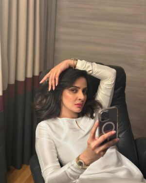 Saba Qamar Zaman Instagram - Stepping into the unknown, but it feels like magic already. ✨💫

👗 @sadafkanwalfashion 
💄 @noman.khan0