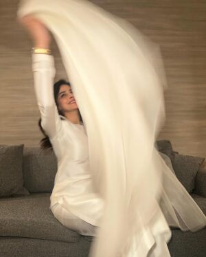 Saba Qamar Zaman Instagram - Stepping into the unknown, but it feels like magic already. ✨💫

👗 @sadafkanwalfashion 
💄 @noman.khan0