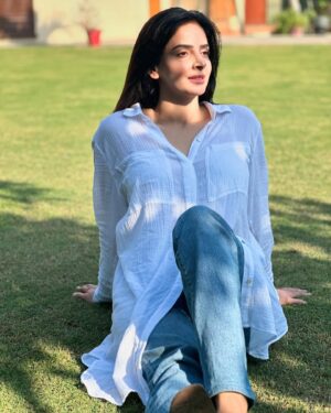 Saba Qamar Zaman Instagram - Queen of my own little world—just sunshine, smiles, and a heart full of hope. ♥️🥂👸
