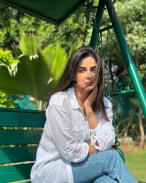 Saba Qamar Zaman Instagram - Queen of my own little world—just sunshine, smiles, and a heart full of hope. ♥️🥂👸