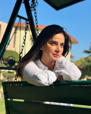 Saba Qamar Zaman Instagram - Queen of my own little world—just sunshine, smiles, and a heart full of hope. ♥️🥂👸