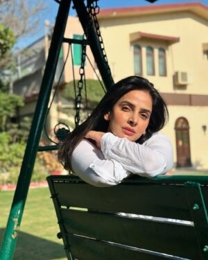 Saba Qamar Zaman Instagram - Queen of my own little world—just sunshine, smiles, and a heart full of hope. ♥️🥂👸