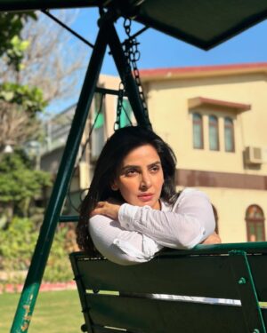 Saba Qamar Zaman Instagram - Queen of my own little world—just sunshine, smiles, and a heart full of hope. ♥️🥂👸