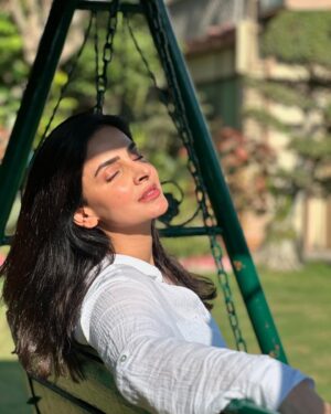 Saba Qamar Zaman Instagram - Queen of my own little world—just sunshine, smiles, and a heart full of hope. ♥️🥂👸