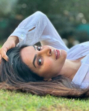 Saba Qamar Zaman Instagram - Queen of my own little world—just sunshine, smiles, and a heart full of hope. ♥️🥂👸