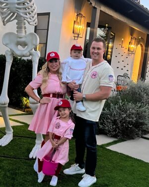 Sabrina Bryan Instagram - Halloween 2024 A Lundberg of Our Own 💋⚾️ 

#alundbergofourown #theresnocryinginbaseball #aleagueoftheirown #putmeincoach #onceuponalundberg #comilliamonroe #ledgergrey #familycostume