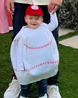 Sabrina Bryan Instagram - Halloween 2024 A Lundberg of Our Own 💋⚾️ 

#alundbergofourown #theresnocryinginbaseball #aleagueoftheirown #putmeincoach #onceuponalundberg #comilliamonroe #ledgergrey #familycostume
