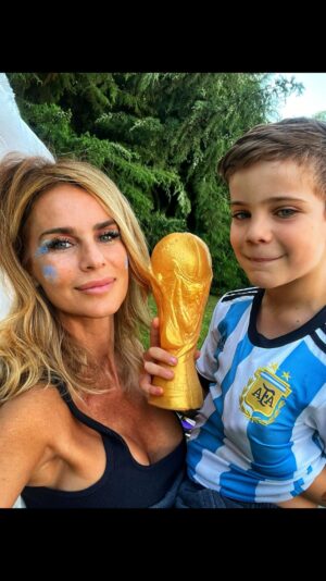 Sabrina Rojas Instagram - Sos mi felicidad . Solo pensarte me hace feliz . Feliz cumple mi niño guapo , sensible, noble , que suerte tengo de que seas mi hijo . 
Te amo hasta el infinito y gracias por esta vida . 🤍💫