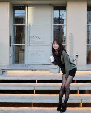 Sachika Nitta Instagram - 彼服ニットコーデ(妄想)🖤🩶💙

Outer @mackage 
Unisex Tops @vallan.jp 
Pumps @santoniofficial 
Bag @jilsander