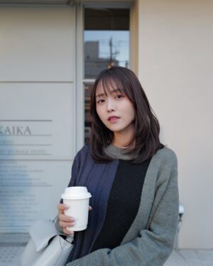 Sachika Nitta Instagram - 彼服ニットコーデ(妄想)🖤🩶💙

Outer @mackage 
Unisex Tops @vallan.jp 
Pumps @santoniofficial 
Bag @jilsander