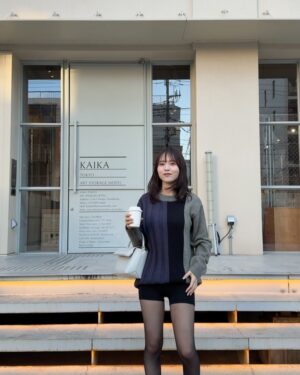 Sachika Nitta Instagram - 彼服ニットコーデ(妄想)🖤🩶💙

Outer @mackage 
Unisex Tops @vallan.jp 
Pumps @santoniofficial 
Bag @jilsander