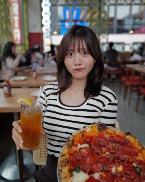 Sachika Nitta Instagram - Brooklyn Born Epic Pizza!! 🍕 

アメリカらしさもあって好きな写真、たくさん貼ってしまった🇺🇸
お洒落で、メニューも豊富で、所謂ピザ屋さんっていうよりもイタリアンのお店って感じがするけど、ピザめーっちゃ美味しかった…！

アラカルトのチーズ、ブッラータみたいな感じですんごく美味しかった🥹

きれいめラフなボーダーのトップスも場面にぴったりでお気に入り🦓🦓

動画、満足げに鼻膨らませながら食べとる👃🏽笑

Brooklyn-born pizza at its best! 🍕 
This spot feels more like a trendy Italian restaurant than a typical pizza joint, with a chic vibe and a menu full of variety. The pizza? Absolutely epic—crispy crust, bold flavors, and perfectly balanced toppings.

I also loved the cheese platter, especially the burrata-like cheese that was incredibly creamy and delicious. It reminded me of the famous Roberta’s Pizza in NYC, known for its creative toppings and wood-fired perfection. A must-try for any pizza lover!