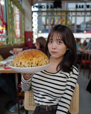 Sachika Nitta Instagram - Brooklyn Born Epic Pizza!! 🍕 

アメリカらしさもあって好きな写真、たくさん貼ってしまった🇺🇸
お洒落で、メニューも豊富で、所謂ピザ屋さんっていうよりもイタリアンのお店って感じがするけど、ピザめーっちゃ美味しかった…！

アラカルトのチーズ、ブッラータみたいな感じですんごく美味しかった🥹

きれいめラフなボーダーのトップスも場面にぴったりでお気に入り🦓🦓

動画、満足げに鼻膨らませながら食べとる👃🏽笑

Brooklyn-born pizza at its best! 🍕 
This spot feels more like a trendy Italian restaurant than a typical pizza joint, with a chic vibe and a menu full of variety. The pizza? Absolutely epic—crispy crust, bold flavors, and perfectly balanced toppings.

I also loved the cheese platter, especially the burrata-like cheese that was incredibly creamy and delicious. It reminded me of the famous Roberta’s Pizza in NYC, known for its creative toppings and wood-fired perfection. A must-try for any pizza lover!