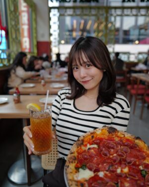 Sachika Nitta Instagram - Brooklyn Born Epic Pizza!! 🍕 

アメリカらしさもあって好きな写真、たくさん貼ってしまった🇺🇸
お洒落で、メニューも豊富で、所謂ピザ屋さんっていうよりもイタリアンのお店って感じがするけど、ピザめーっちゃ美味しかった…！

アラカルトのチーズ、ブッラータみたいな感じですんごく美味しかった🥹

きれいめラフなボーダーのトップスも場面にぴったりでお気に入り🦓🦓

動画、満足げに鼻膨らませながら食べとる👃🏽笑

Brooklyn-born pizza at its best! 🍕 
This spot feels more like a trendy Italian restaurant than a typical pizza joint, with a chic vibe and a menu full of variety. The pizza? Absolutely epic—crispy crust, bold flavors, and perfectly balanced toppings.

I also loved the cheese platter, especially the burrata-like cheese that was incredibly creamy and delicious. It reminded me of the famous Roberta’s Pizza in NYC, known for its creative toppings and wood-fired perfection. A must-try for any pizza lover!