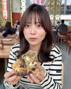 Sachika Nitta Instagram - Brooklyn Born Epic Pizza!! 🍕 

アメリカらしさもあって好きな写真、たくさん貼ってしまった🇺🇸
お洒落で、メニューも豊富で、所謂ピザ屋さんっていうよりもイタリアンのお店って感じがするけど、ピザめーっちゃ美味しかった…！

アラカルトのチーズ、ブッラータみたいな感じですんごく美味しかった🥹

きれいめラフなボーダーのトップスも場面にぴったりでお気に入り🦓🦓

動画、満足げに鼻膨らませながら食べとる👃🏽笑

Brooklyn-born pizza at its best! 🍕 
This spot feels more like a trendy Italian restaurant than a typical pizza joint, with a chic vibe and a menu full of variety. The pizza? Absolutely epic—crispy crust, bold flavors, and perfectly balanced toppings.

I also loved the cheese platter, especially the burrata-like cheese that was incredibly creamy and delicious. It reminded me of the famous Roberta’s Pizza in NYC, known for its creative toppings and wood-fired perfection. A must-try for any pizza lover!