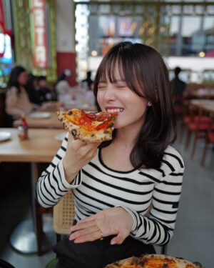 Sachika Nitta Instagram - Brooklyn Born Epic Pizza!! 🍕 

アメリカらしさもあって好きな写真、たくさん貼ってしまった🇺🇸
お洒落で、メニューも豊富で、所謂ピザ屋さんっていうよりもイタリアンのお店って感じがするけど、ピザめーっちゃ美味しかった…！

アラカルトのチーズ、ブッラータみたいな感じですんごく美味しかった🥹

きれいめラフなボーダーのトップスも場面にぴったりでお気に入り🦓🦓

動画、満足げに鼻膨らませながら食べとる👃🏽笑

Brooklyn-born pizza at its best! 🍕 
This spot feels more like a trendy Italian restaurant than a typical pizza joint, with a chic vibe and a menu full of variety. The pizza? Absolutely epic—crispy crust, bold flavors, and perfectly balanced toppings.

I also loved the cheese platter, especially the burrata-like cheese that was incredibly creamy and delicious. It reminded me of the famous Roberta’s Pizza in NYC, known for its creative toppings and wood-fired perfection. A must-try for any pizza lover!