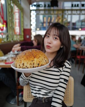 Sachika Nitta Instagram - Brooklyn Born Epic Pizza!! 🍕 

アメリカらしさもあって好きな写真、たくさん貼ってしまった🇺🇸
お洒落で、メニューも豊富で、所謂ピザ屋さんっていうよりもイタリアンのお店って感じがするけど、ピザめーっちゃ美味しかった…！

アラカルトのチーズ、ブッラータみたいな感じですんごく美味しかった🥹

きれいめラフなボーダーのトップスも場面にぴったりでお気に入り🦓🦓

動画、満足げに鼻膨らませながら食べとる👃🏽笑

Brooklyn-born pizza at its best! 🍕 
This spot feels more like a trendy Italian restaurant than a typical pizza joint, with a chic vibe and a menu full of variety. The pizza? Absolutely epic—crispy crust, bold flavors, and perfectly balanced toppings.

I also loved the cheese platter, especially the burrata-like cheese that was incredibly creamy and delicious. It reminded me of the famous Roberta’s Pizza in NYC, known for its creative toppings and wood-fired perfection. A must-try for any pizza lover!