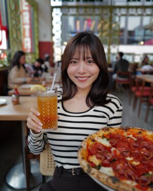 Sachika Nitta Instagram - Brooklyn Born Epic Pizza!! 🍕 

アメリカらしさもあって好きな写真、たくさん貼ってしまった🇺🇸
お洒落で、メニューも豊富で、所謂ピザ屋さんっていうよりもイタリアンのお店って感じがするけど、ピザめーっちゃ美味しかった…！

アラカルトのチーズ、ブッラータみたいな感じですんごく美味しかった🥹

きれいめラフなボーダーのトップスも場面にぴったりでお気に入り🦓🦓

動画、満足げに鼻膨らませながら食べとる👃🏽笑

Brooklyn-born pizza at its best! 🍕 
This spot feels more like a trendy Italian restaurant than a typical pizza joint, with a chic vibe and a menu full of variety. The pizza? Absolutely epic—crispy crust, bold flavors, and perfectly balanced toppings.

I also loved the cheese platter, especially the burrata-like cheese that was incredibly creamy and delicious. It reminded me of the famous Roberta’s Pizza in NYC, known for its creative toppings and wood-fired perfection. A must-try for any pizza lover!