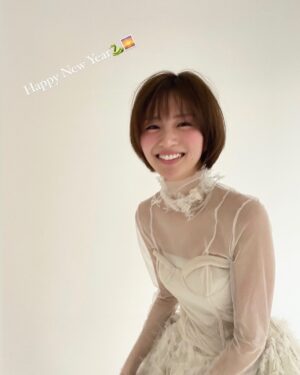 Sae Okazaki Instagram - 新年あけましておめでとうございます🌅🎍

何事も楽しむ心を大切に
今年も充実した年にしたいです。

あとは健康に！ね。

本年もよろしくお願い致します🐍

#2025
#よろしくね
#ray表紙
#オフショット
