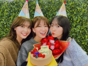 Sae Okazaki Instagram - 先日の生配信で
ゲストに仲良し鈴木さんと松元さんが🥳

まさかの冒頭から台本にない
誕生日サプライズ笑
本当にびっくり嬉しかった🧚🏻‍♀️
ありがとう2人とも！！

わちゃわちゃと(しすぎ)楽しい時間でした🌷

そして先ほどのラジオもありがとう〜☺︎

#鈴木愛理
#松元絵里花