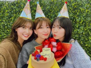 Sae Okazaki Instagram - 先日の生配信で
ゲストに仲良し鈴木さんと松元さんが🥳

まさかの冒頭から台本にない
誕生日サプライズ笑
本当にびっくり嬉しかった🧚🏻‍♀️
ありがとう2人とも！！

わちゃわちゃと(しすぎ)楽しい時間でした🌷

そして先ほどのラジオもありがとう〜☺︎

#鈴木愛理
#松元絵里花
