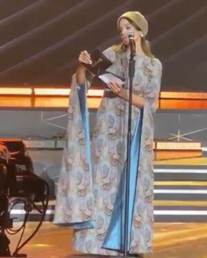 Sahar Dolatshahi Instagram - از مهر شما سپاسگزارم مثل تمام‌ این سالها.
زیبایی و درستی اگر هست قطعا در نگاه پر مهر شماست.
لباس‌هایی که در مراسم افتتاحیه و اختتامیه فستیوال “کینو براوو” در کشور روسیه پوشیدم طراحی دوستان هنرمند و عزیزم سپیده مرتضوی و رهام بابایی فرد است.
 
.
DRESSES & ACCESSORIES DESIGNED BY:
@sepidday 
@rohambabaei