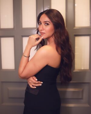 Sahiba Bali Instagram - Apparently a Black Warrant is out🕷 

Stylist: @simrankumar19 @geetanjalik_ 
MUA: @pruthvigangarmakeup 
Hair: @makeoveroshni 
Photographer: @albert.jacob.antony
