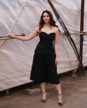 Sahiba Bali Instagram - Apparently a Black Warrant is out🕷 

Stylist: @simrankumar19 @geetanjalik_ 
MUA: @pruthvigangarmakeup 
Hair: @makeoveroshni 
Photographer: @albert.jacob.antony