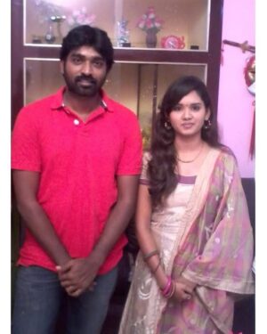 Sai Gayatri Instagram - Happy birthday @actorvijaysethupathi sir 🎉stay blessed 😇 
.
(Pic clicked on 2012 wen I interviewed him on pizza 1 movie release as an anchor)
.
#biggboss #host #vijaysethupathy #birthday