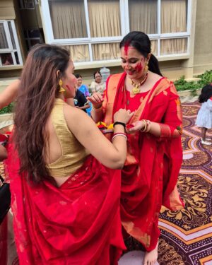 Sai Lokur Instagram - My first ever Sindoor khela! 
Shubho Vijaya 😊

#shubhovijaya #sindoorkhela #bengaligirl #bengalitradition #durgapuja #durgapuja