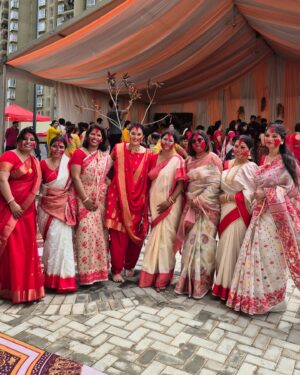Sai Lokur Instagram - My first ever Sindoor khela! 
Shubho Vijaya 😊

#shubhovijaya #sindoorkhela #bengaligirl #bengalitradition #durgapuja #durgapuja