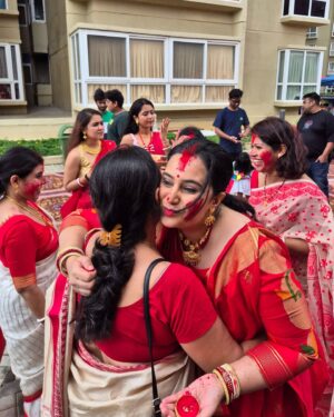 Sai Lokur Instagram - My first ever Sindoor khela! 
Shubho Vijaya 😊

#shubhovijaya #sindoorkhela #bengaligirl #bengalitradition #durgapuja #durgapuja