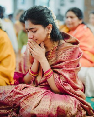 Sai Pallavi Instagram - Lil did I know that my sister’s wedding would also be the next phase of my life! I witnessed every soul present in the ceremony tear up, bless them and dance in joy! I wasn’t ready to let Pooju take this big step because this was new to me and I couldn’t advise her on pros and cons, like I always did with things in life. But in my heart I knew that my dear @v1n33 will pamper and love Pooju the way I do or maybe even more! It’s been three months since the wedding and I’ve never been this right in my life ❤️ I thank God and everyone who showered them with love and positivity ❤️ 

P.S. I’ve never been a fan of 🧿 emoticon, but I’m not taking a risk this time. They’re too precious 🧿🧿🧿🧿🧿
 
@eshantrajuphotography you and Khushboo were magic! Each picture was a painting, unspoken words🥹❤️

The last 10 pictures were by @vivekkrishnanphotography and I had a tough time choosing from the million precious moments you had captured🥹