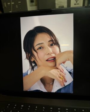 Saki Aibu Instagram - 昨年、@美st の撮影でマネジャーさんが撮ってくれた好きな写真。
まともにキリッとした顔がないけどたくさん笑ってるのでまあいいか！！今年は美容もSNSも、今までやってこなかったことをちゃんとやっていきたい！！
本年もよろしくお願い致します✨