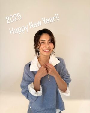 Saki Aibu Instagram - 昨年、@美st の撮影でマネジャーさんが撮ってくれた好きな写真。
まともにキリッとした顔がないけどたくさん笑ってるのでまあいいか！！今年は美容もSNSも、今までやってこなかったことをちゃんとやっていきたい！！
本年もよろしくお願い致します✨